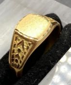 An 18ct gold signet ring (Approximate Total Weight 3.3g)