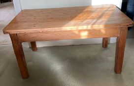 An antique pine coffee table with drawers to end (63cm x 68cm x 123cm)