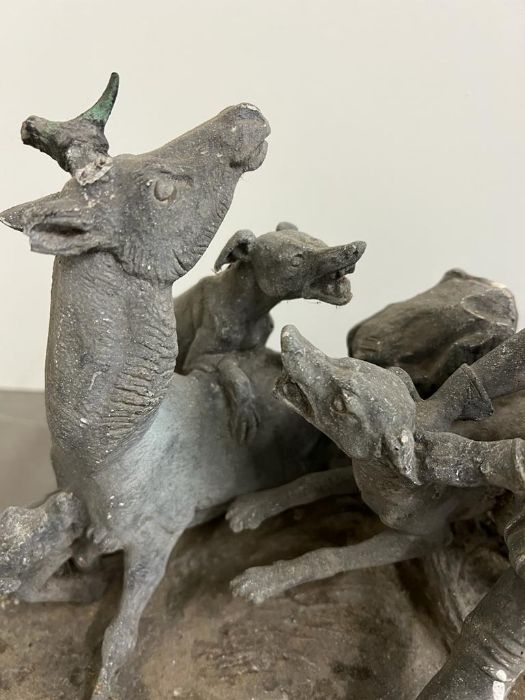 A sculpture of a hunting scene - Image 4 of 4