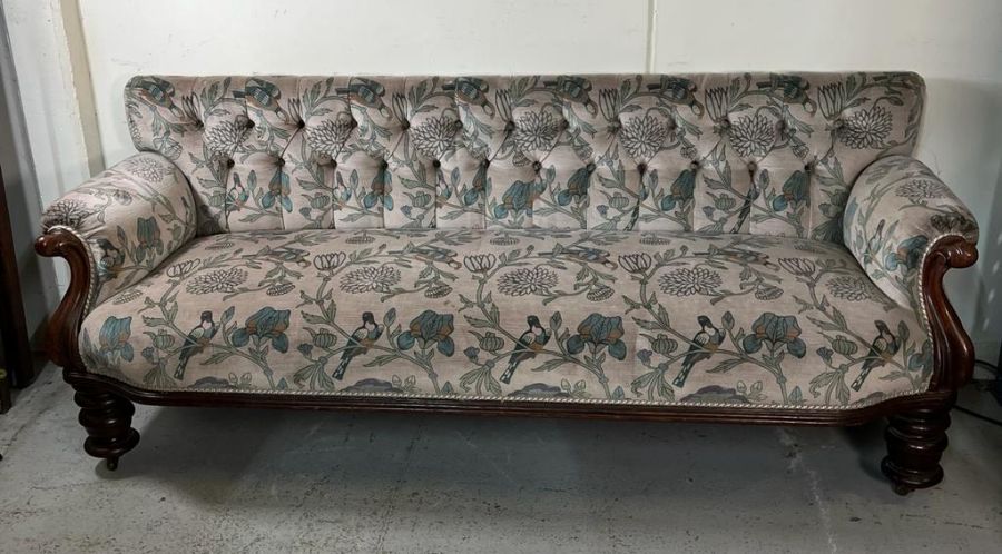 A William IV style mahogany settee on turned legs (H78cm W190cm D64cm SH45cm)