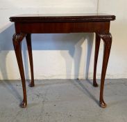 An antique mahogany card table on cabriole legs (H75cm W77cm D46cm)