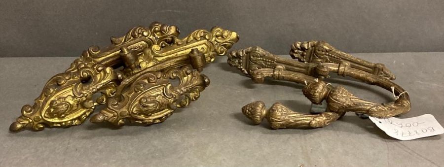 Two pairs of gilt bronze curtain tie backs in the rococo style - Image 4 of 6