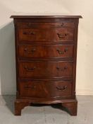 A four drawer mahogany serpentine bedside chest (H76cm W50cm D37cm)