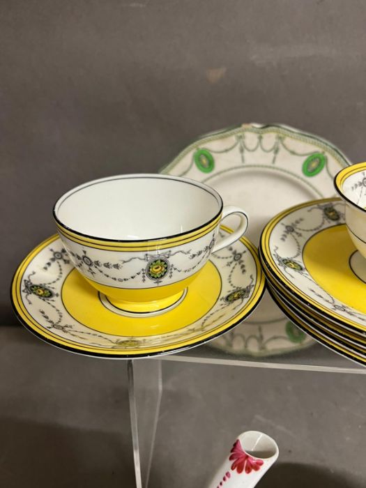 A mixed selection of porcelain tea cups, saucers and plates, various makers - Image 4 of 6
