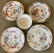 Four porcelain plates and one footed bowl, decorated in various designs including famille rose