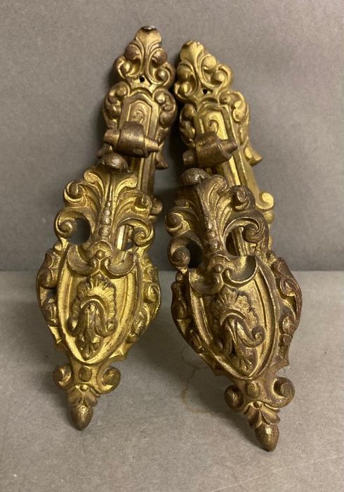 Two pairs of gilt bronze curtain tie backs in the rococo style - Image 3 of 6