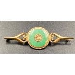 An 18ct gold and jade brooch (Approximate total weight 6g)
