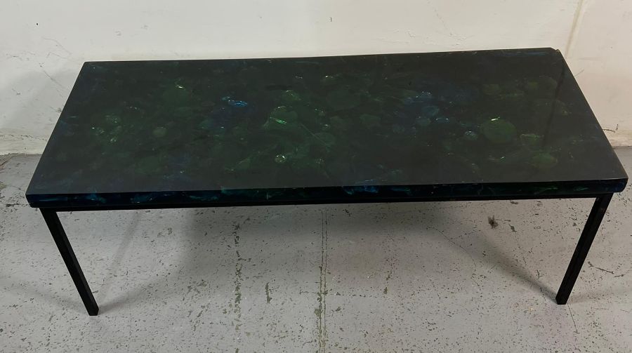 A glass coffee table on metal legs (H34cm W94cm D37cm)