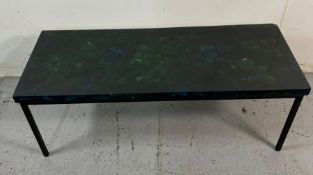 A glass coffee table on metal legs (H34cm W94cm D37cm)