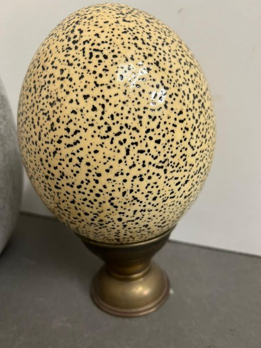 A speckled pattern ostrich egg and egg sculpture - Image 2 of 3
