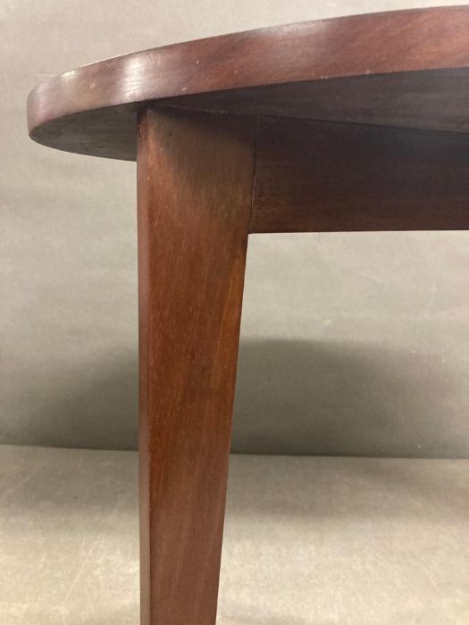 A small oval mahogany side table - Image 2 of 3