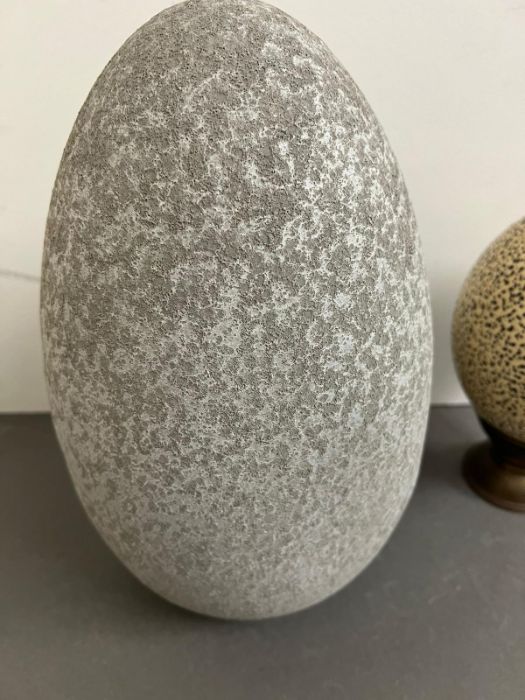 A speckled pattern ostrich egg and egg sculpture - Image 3 of 3