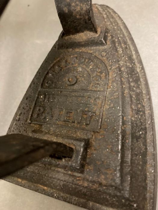 A cast iron, iron on trivet - Image 3 of 3