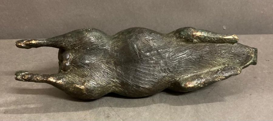 A small vintage decorative bronze of a lying pig - Image 12 of 12