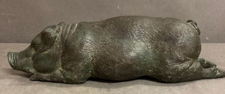A small vintage decorative bronze of a lying pig - Image 5 of 12