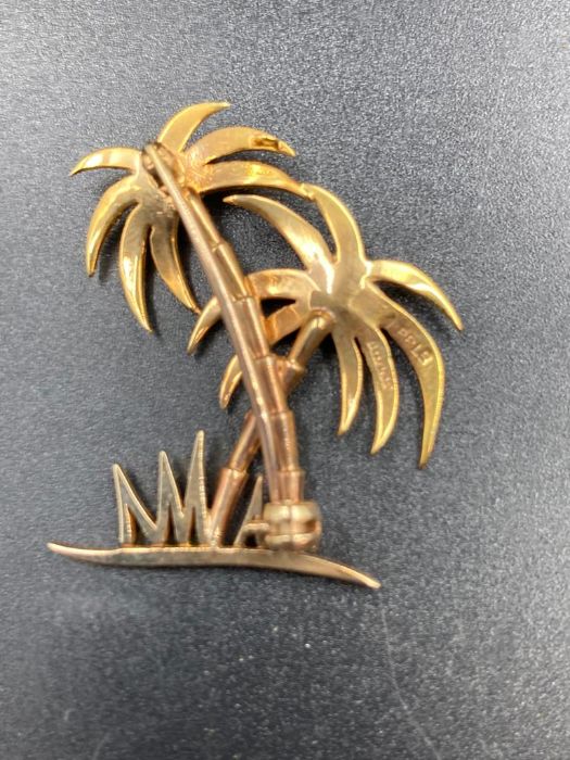 A 9ct gold and seed pearl brooch in the form of palm trees. (Approximate Total Weight 4.8g) - Image 3 of 3