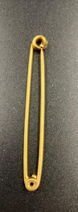 A 15ct gold safety pin (Approximate Total Weight 5.5g)