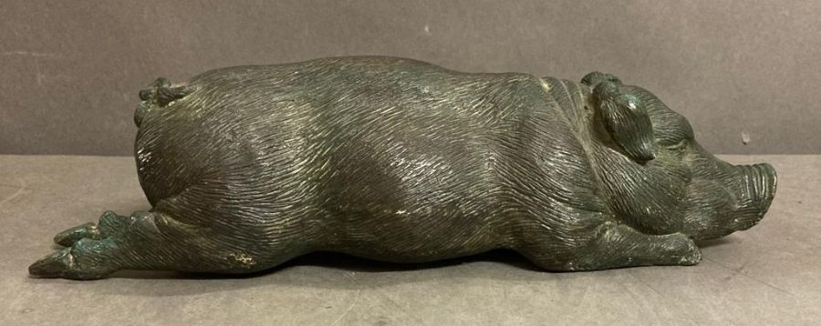A small vintage decorative bronze of a lying pig - Image 7 of 12