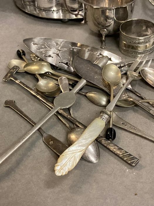 A large selection of silver plate items to include tea set, Harrods bowl, toast rack, cutlery etc. - Image 5 of 5