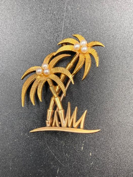 A 9ct gold and seed pearl brooch in the form of palm trees. (Approximate Total Weight 4.8g)