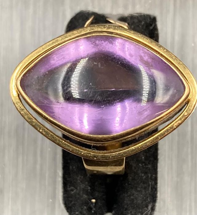 An 18ct gold ring with central amethyst style stone (Approximate Total Weight 8.8g) - Image 2 of 3