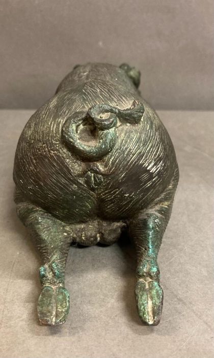 A small vintage decorative bronze of a lying pig - Image 4 of 12