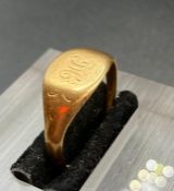 An 18ct gold signet ring, (Approximate Total Weight 5.1g)