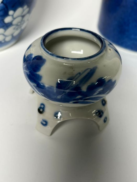 Four blue and white porcelain items including ginger jar, ink well and brush pot - Image 7 of 7