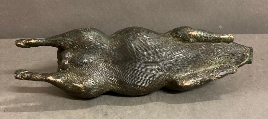 A small vintage decorative bronze of a lying pig - Image 6 of 12