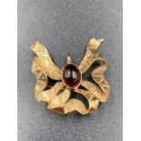 An 18ct bow brooch with central stone.(Approximate Total weight 5.4g)