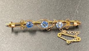 A 9ct gold three blue stone brooch 9Approximate Total weight 2.4g)