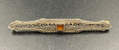 A 14ct gold brooch with a central citrine style stone (Approximate Total weight 3.6g)