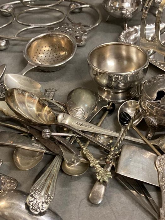 A large selection of silver plate items to include tea set, Harrods bowl, toast rack, cutlery etc. - Image 3 of 5