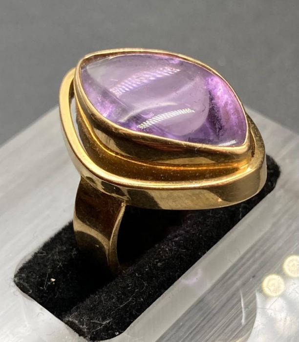 An 18ct gold ring with central amethyst style stone (Approximate Total Weight 8.8g)