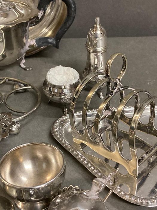 A large selection of silver plate items to include tea set, Harrods bowl, toast rack, cutlery etc. - Image 4 of 5