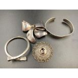 A selection of quality silver jewellery to include a bow brooch, bracelet, brooch and bracelet