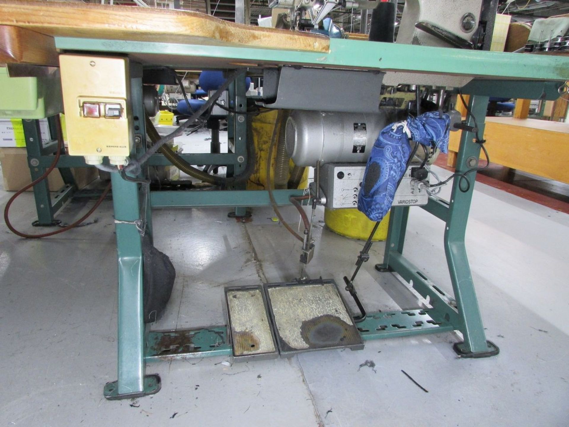 Pfaff Model 481-731/11 (S/N: 214739) Single Needle Lockstitch Sewing Machine, Edge Trimmer, Auto - Image 6 of 9