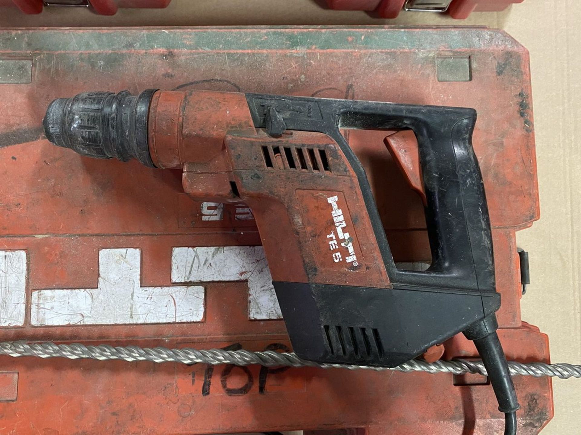 Hilti 1/2 in. Model TE-5 Rotary Hammer; 115-V, AC, with 1/2 in. Drill and Carrying Case - Image 2 of 2