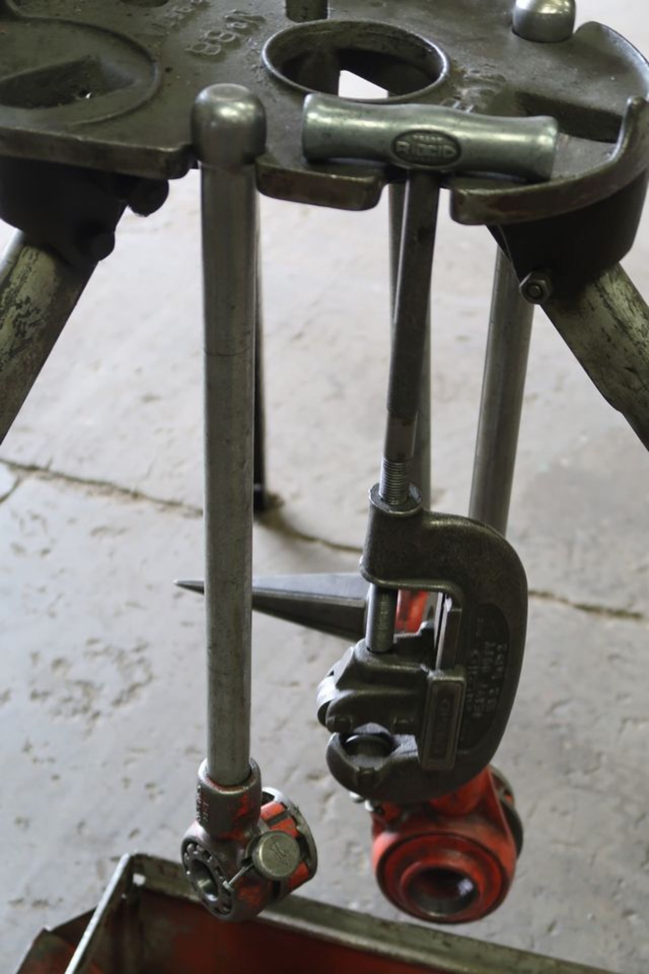 Nye No. 88 Tr-Stand Pipe Vise; 2-1/2 in. Pipe Capacity, with (2) Ridgid Manual Pipe Threading Die - Image 5 of 6