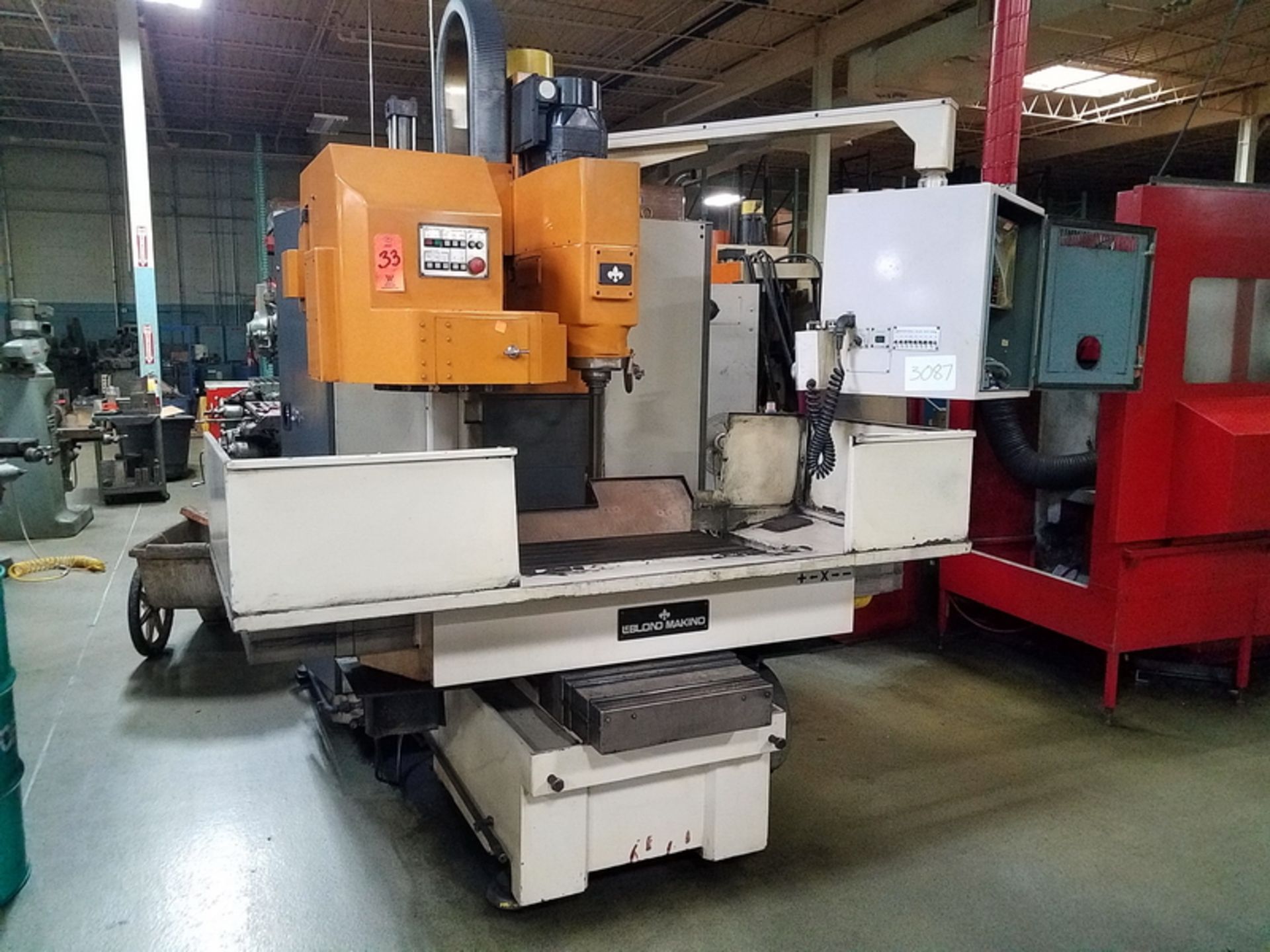 LeBlond Makino FNC40-A16CAT CNC Vertical Mill, S/N: MAM8050 (1986); with 16-Position Automatic