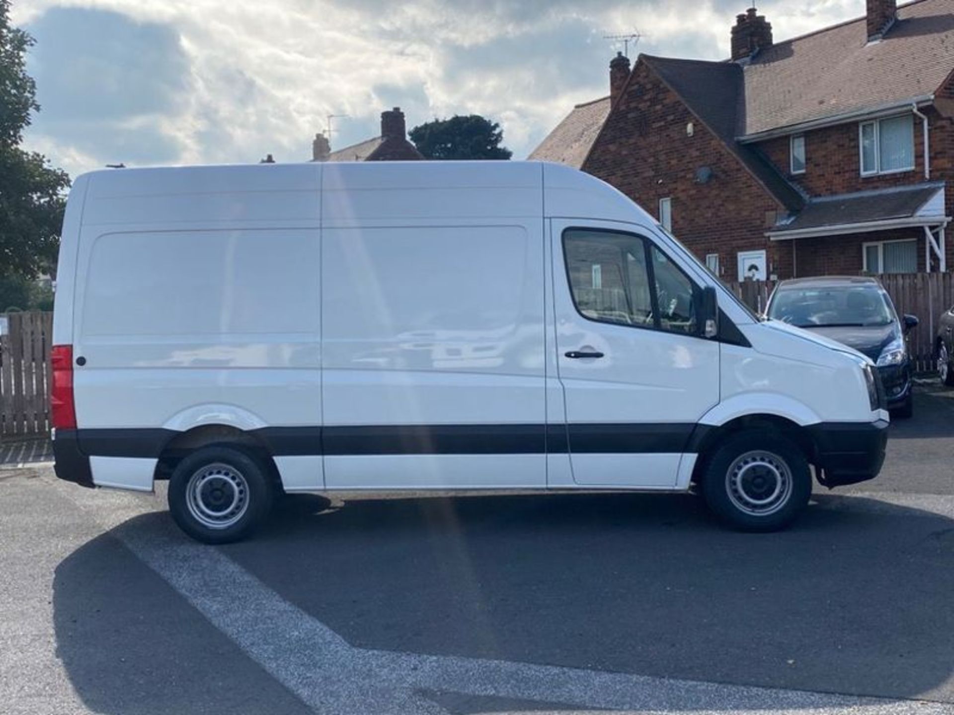 (RESERVE MET) Volkswagen Crafter CR35 2.0TDI "Medium Wheel Base" High Roof (2015 Model) - - Image 3 of 6