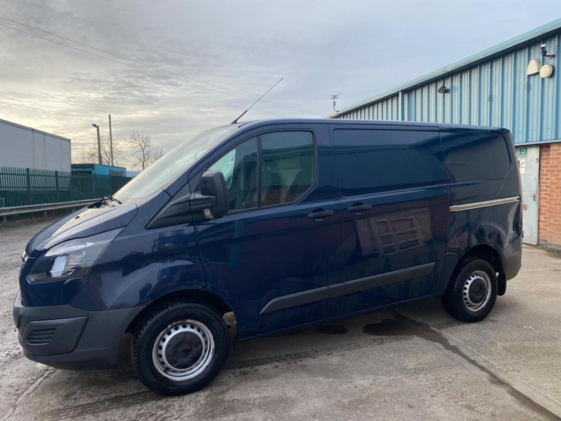 (RESERVE MET) Ford Transit 2.2 TDCI Custom 290 eco-tech L2H1 2017 Model - AIR CON - SAT NAV - EURO 6 - Image 6 of 17