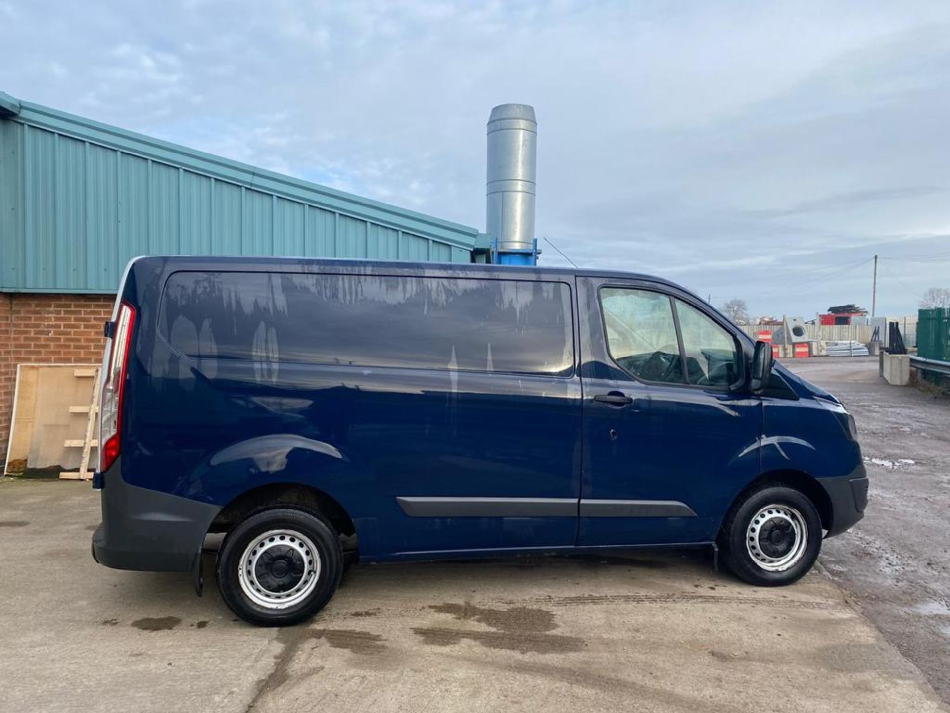 (RESERVE MET) Ford Transit 2.2 TDCI Custom 290 eco-tech L2H1 2017 Model - AIR CON - SAT NAV - EURO 6 - Image 5 of 17