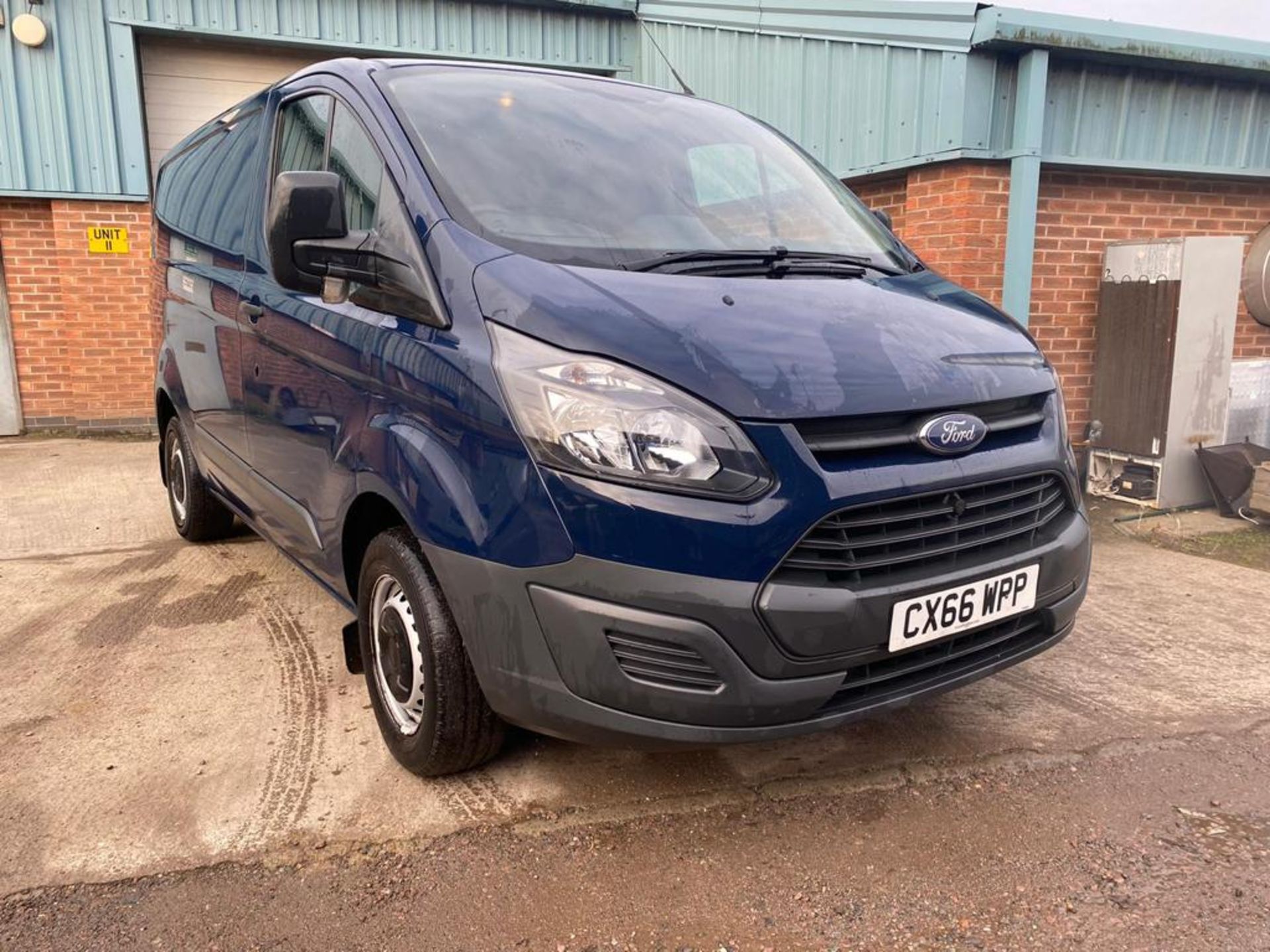 (RESERVE MET) Ford Transit 2.2 TDCI Custom 290 eco-tech L2H1 2017 Model - AIR CON - SAT NAV - EURO 6 - Image 4 of 17