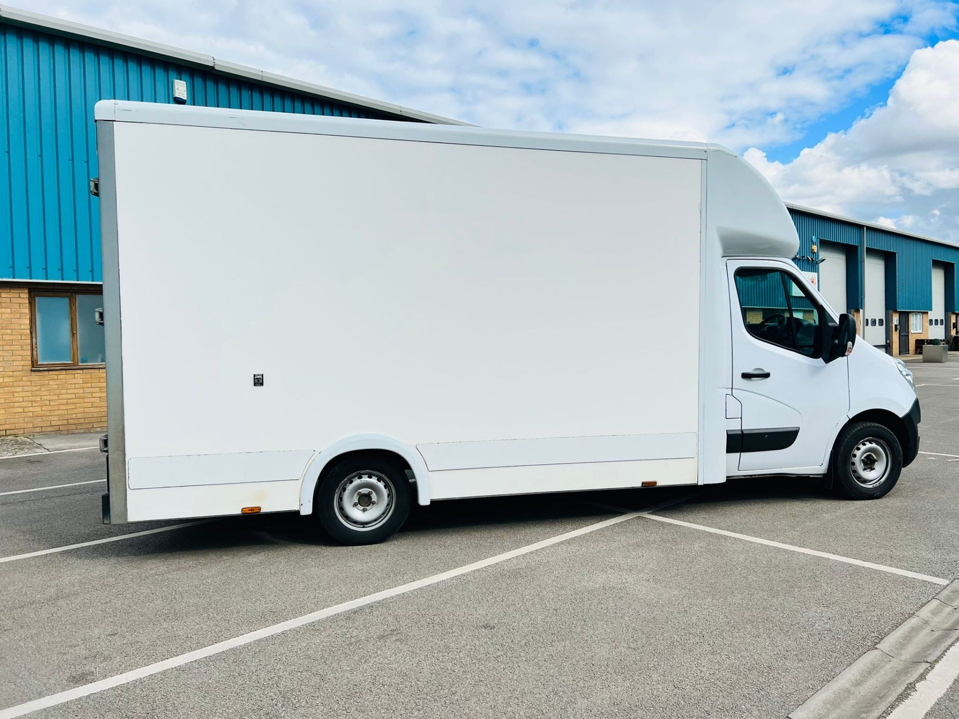 Renault Master 2.3DCI Low Loader Luton *LWB* Euro 6 - 130Bhp -2019 Model - ULEZ COMPLIANT- Air Con - Image 7 of 20