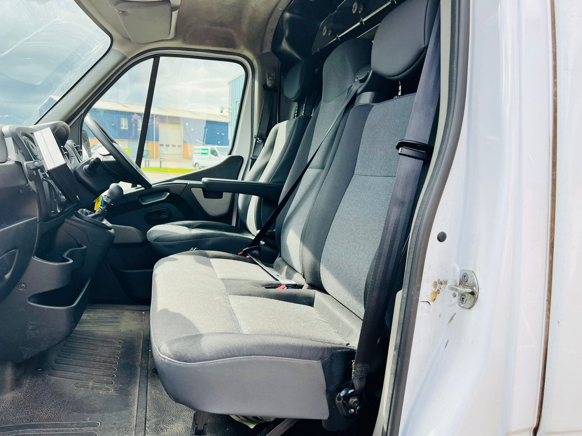 (Reserve Met) Renault Master 2.3DCI Low Loader Luton *LWB* Euro 6 - 130Bhp -2019 Model - Air Con - Image 12 of 20