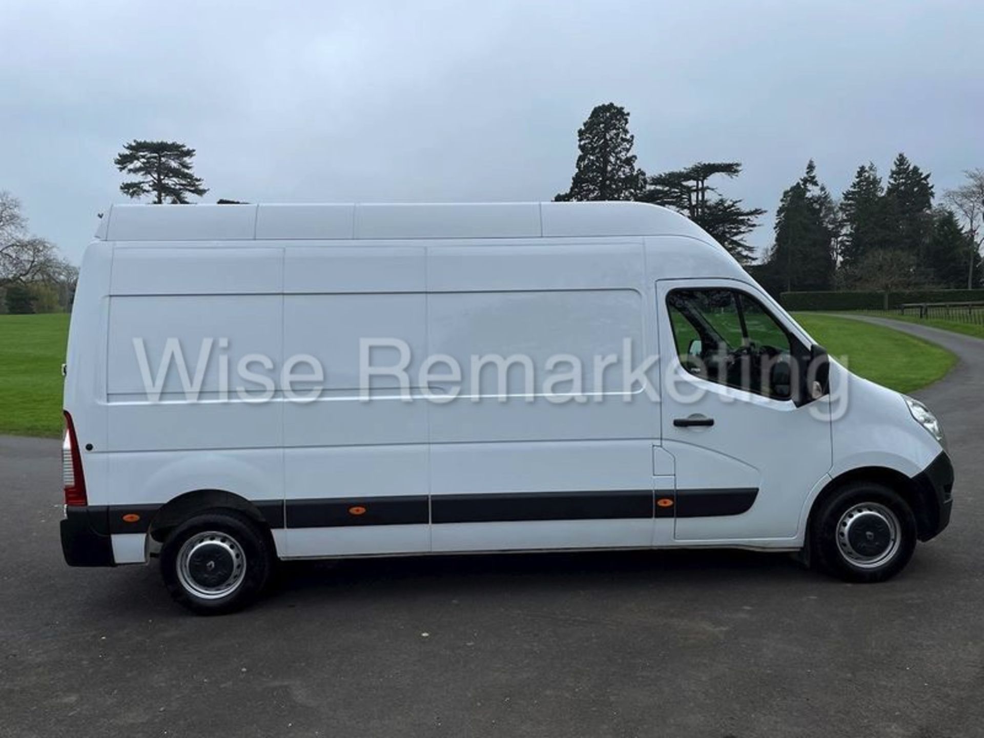 Renault Master L3H3 *LWB - Super Roof* (2018 ~ Euro 6 Compliant) Air Con - Electric Pack (1 Owner) - Image 4 of 11