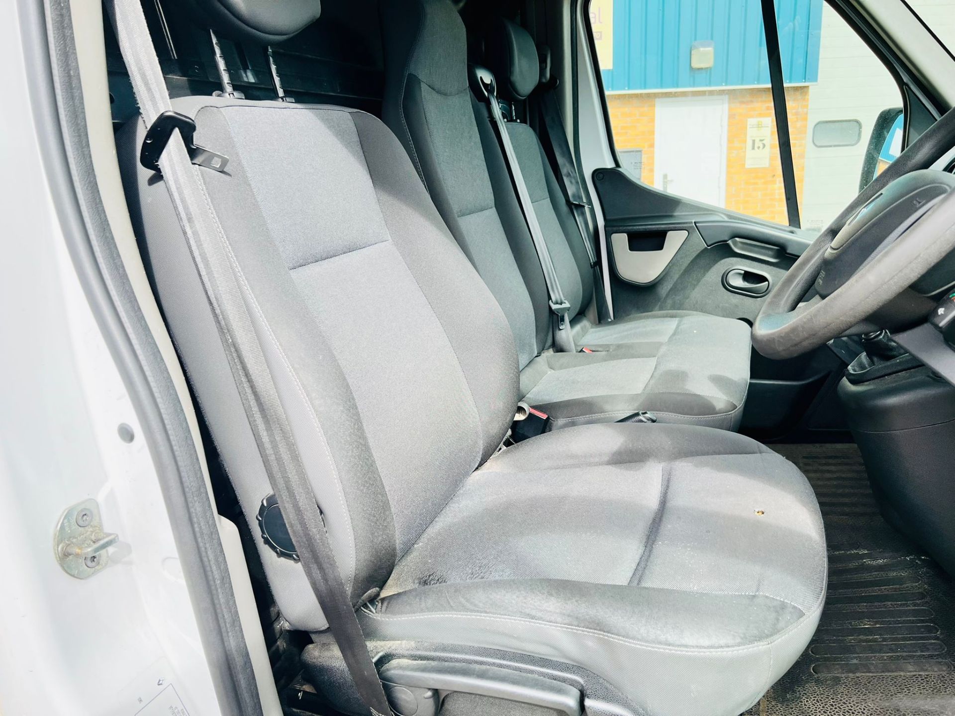 Renault Master 2.3DCI Low Loader Luton *LWB*-Euro 6 -130Bhp -2019 Model - *ULEZ COMPLIANT*- Air Con - Image 11 of 19