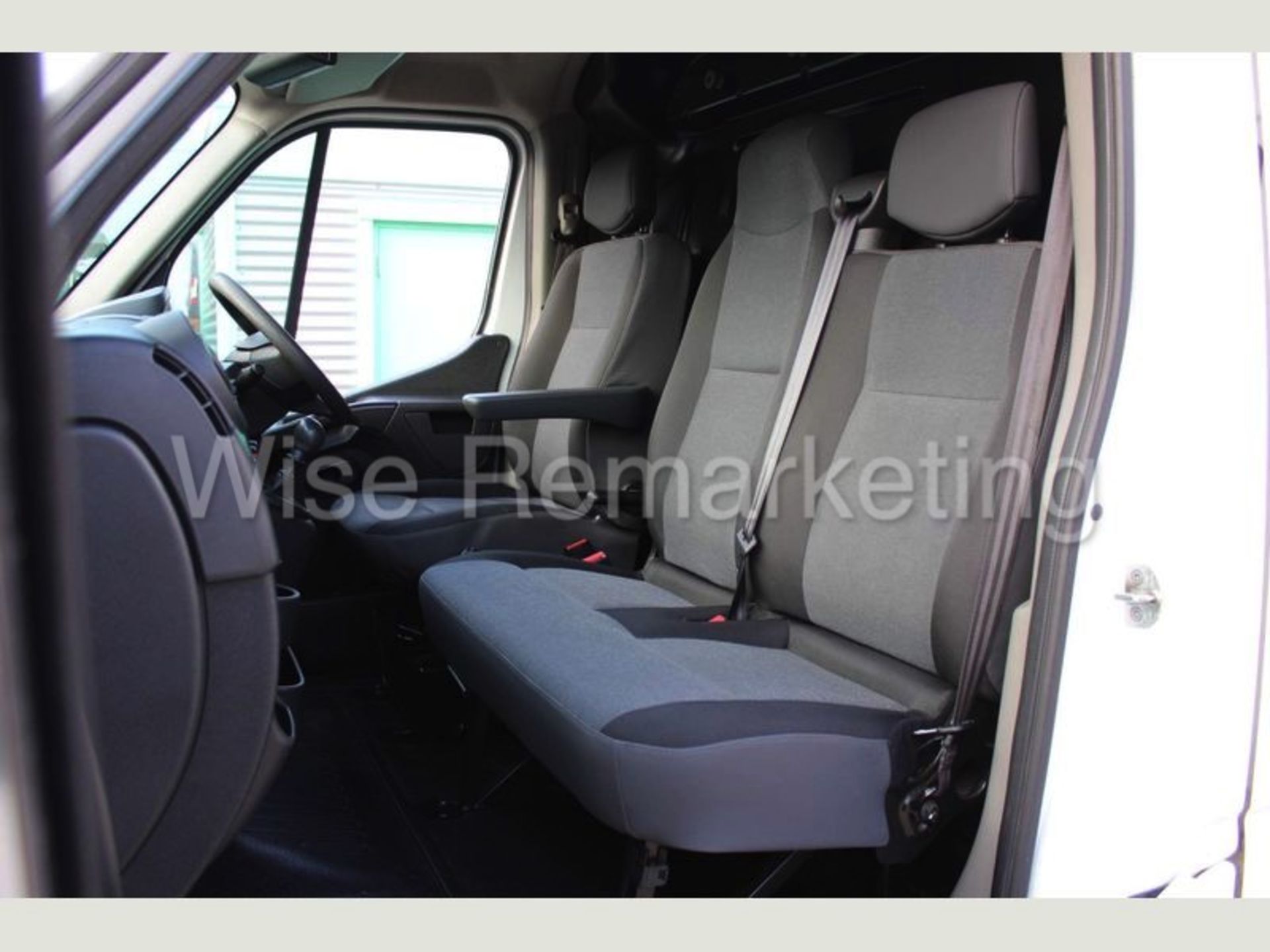 Renault Master L3H3 *LWB - Super Roof* (2018 ~ Euro 6 Compliant) Air Con - Electric Pack (1 Owner) - Image 8 of 11