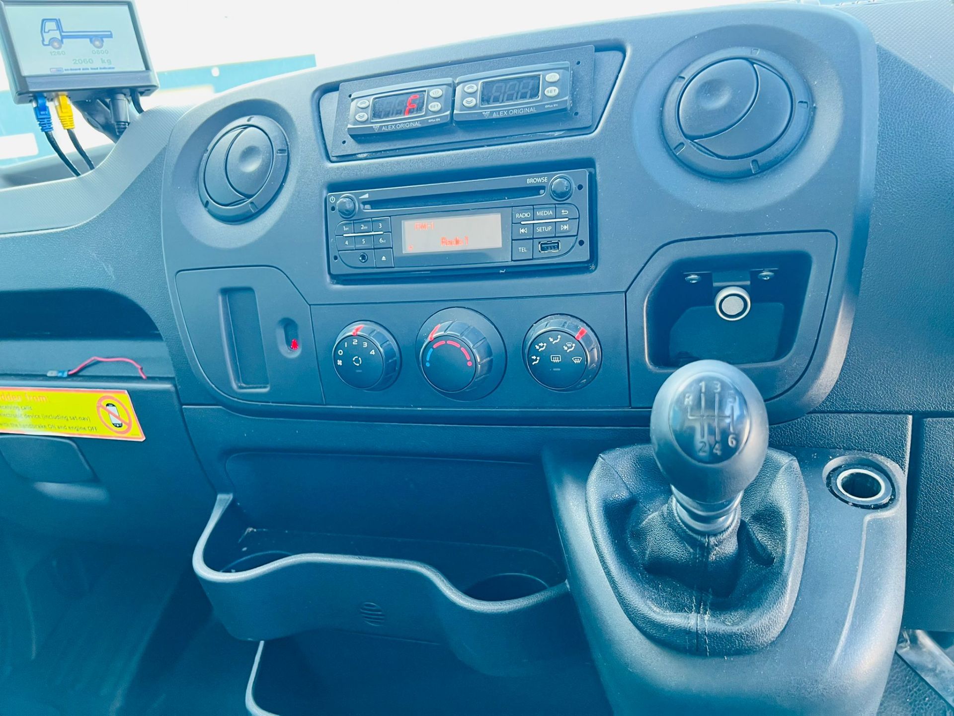 Renault Master 2.3 DCI Business Fridge/Freezer Van - 2015 15 Reg - On board axle load indicator - Image 9 of 16